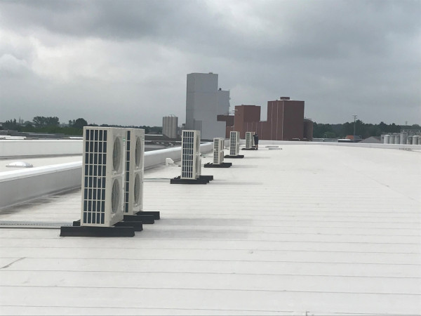 Tomatensorteercentrum Hoogstraten: dankzij onze compacte en stille lucht-lucht units blijft het sorteercentrum perfect op temperatuur, zonder overlast in de stedelijke omgeving. 