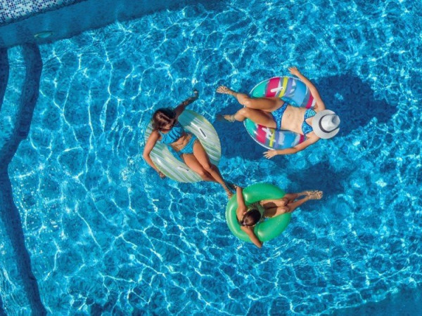 5 raisons de choisir une pompe à chaleur pour votre piscine 