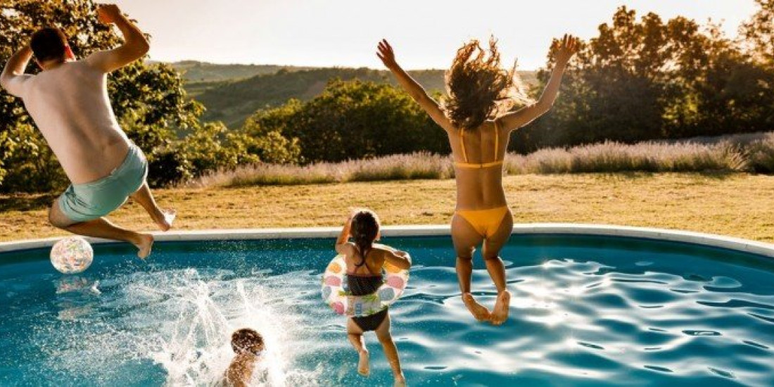 Chauffez votre piscine intelligemment grâce à votre pompe à chaleur et au soleil 